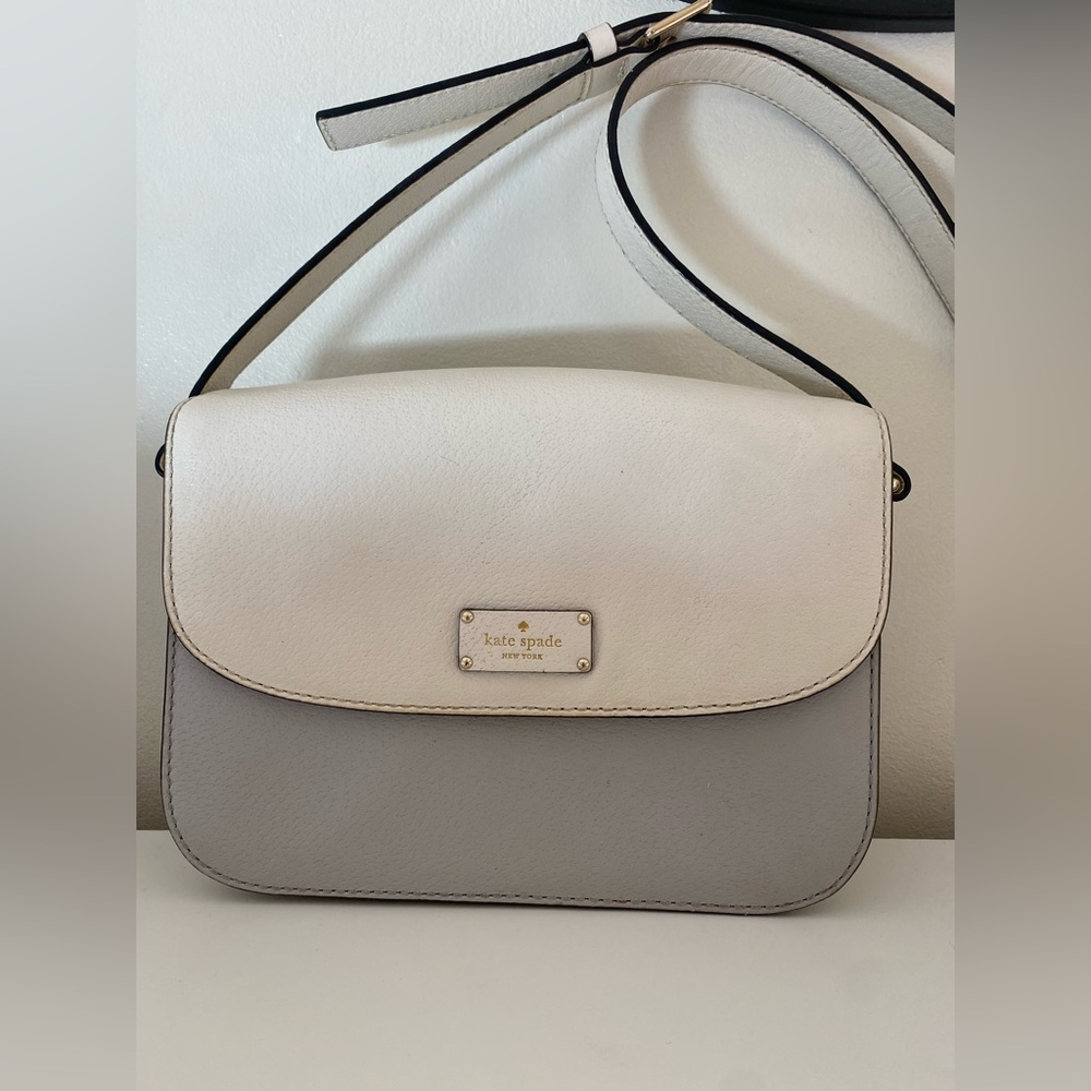 Kate Spade Spacious Crossbody Bag 🩶🤍